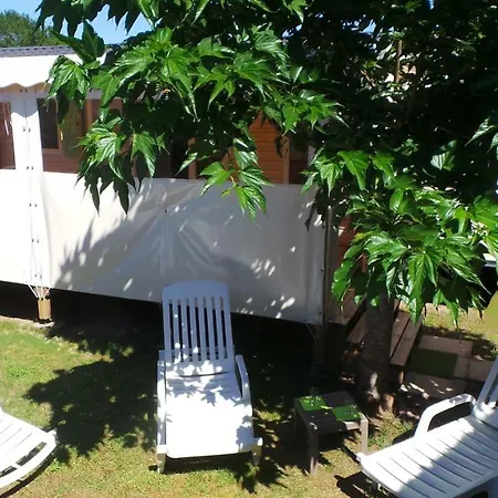 Kompleks wypoczynkowy Les Charmettes Camping 4* - Mobil Standing 4*