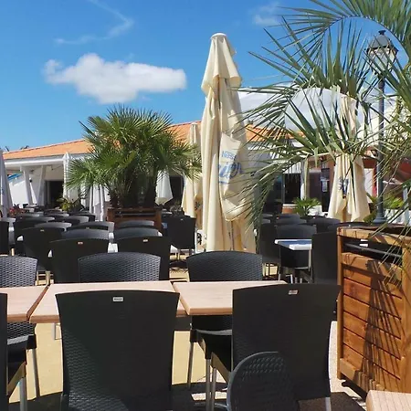 Prázdninový areál Les Charmettes Camping 4* - Mobil Standing 4*